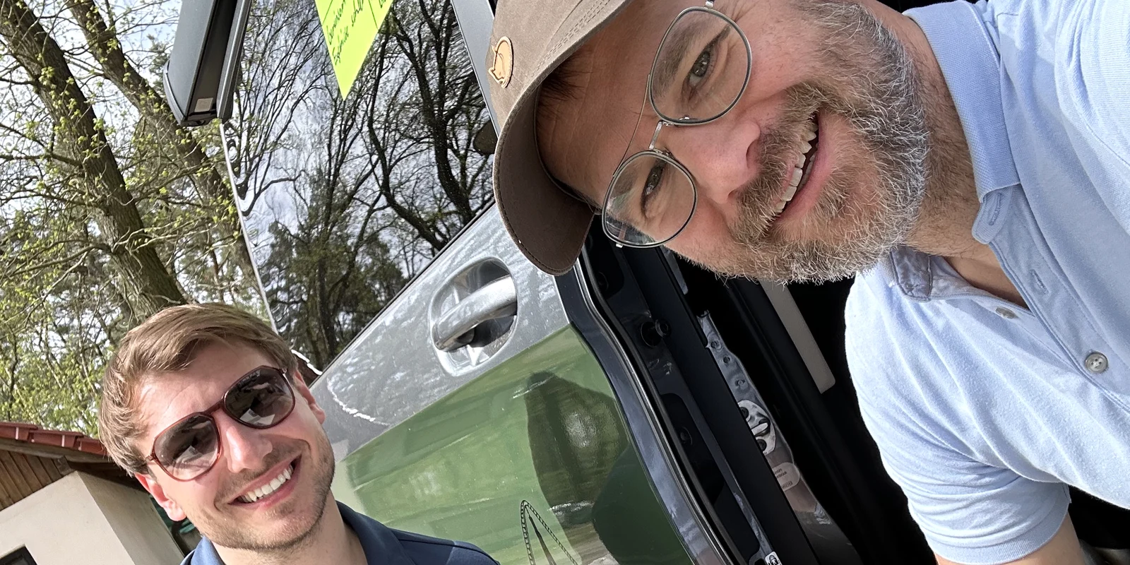 Simon Dworaczek im persönlichen Austausch mit einem Gesprächspartner bei einer gemeinsamen Arbeitssituation im Freien.