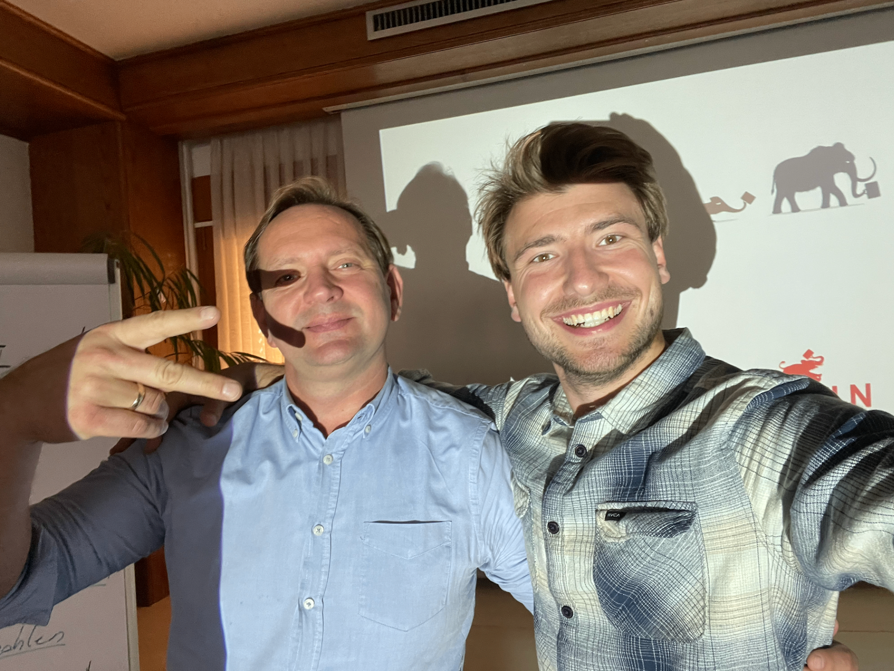 Simon Dworaczek nach einer Keynote mit Teilnehmer