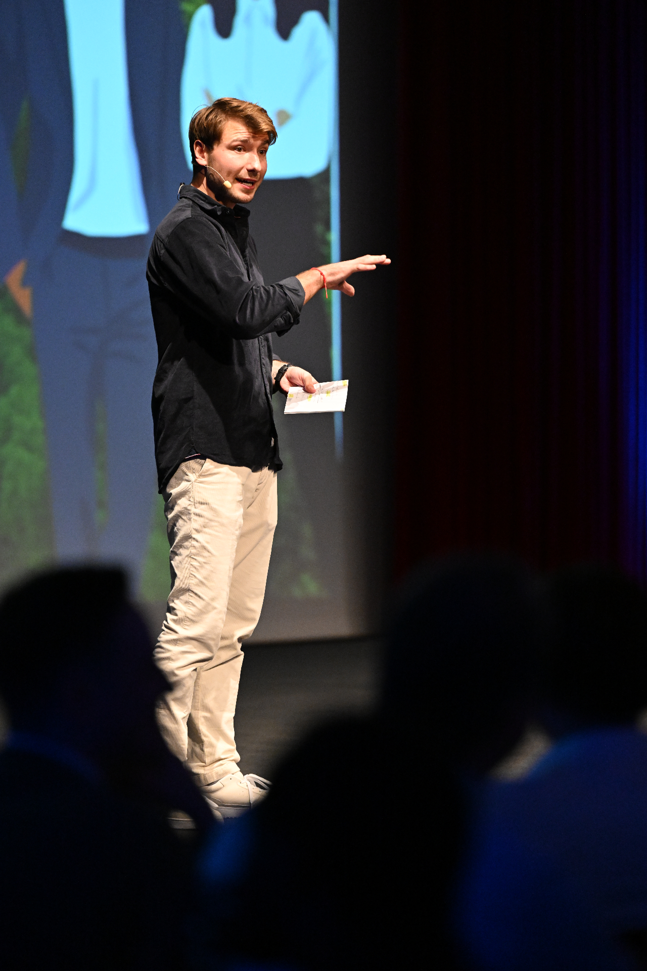 Simon Dworaczek auf der Bühne während einer Keynote