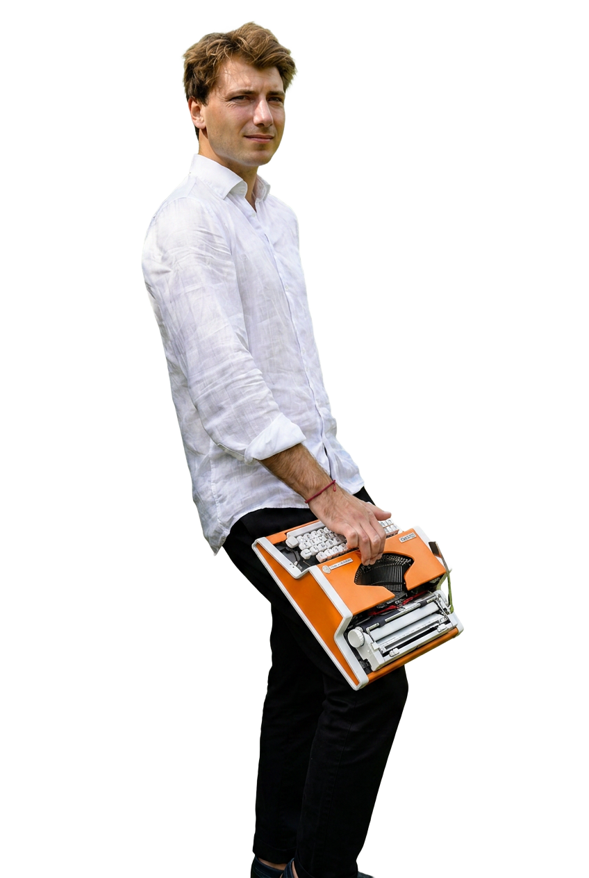 Simon Dworaczek mit orangefarbener Schreibmaschine