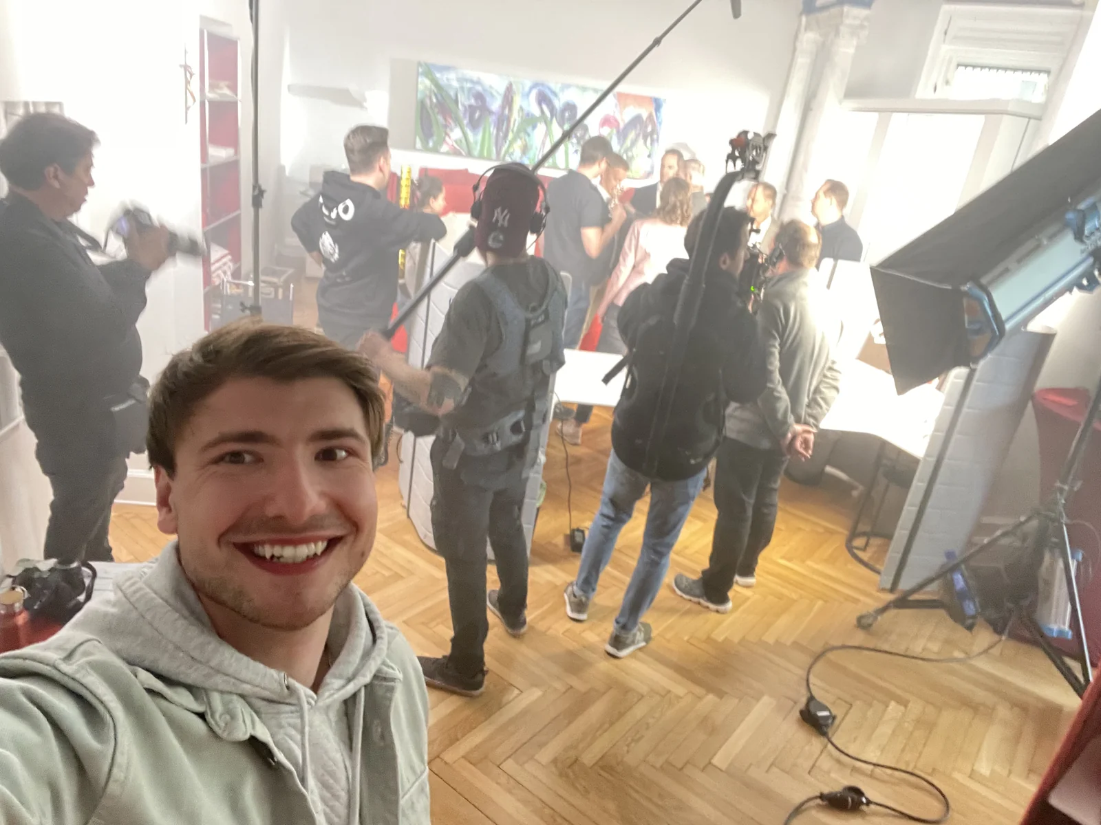 Simon Dworaczek bei einer professionellen Filmproduktion mit Kamerateam und Lichttechnik.