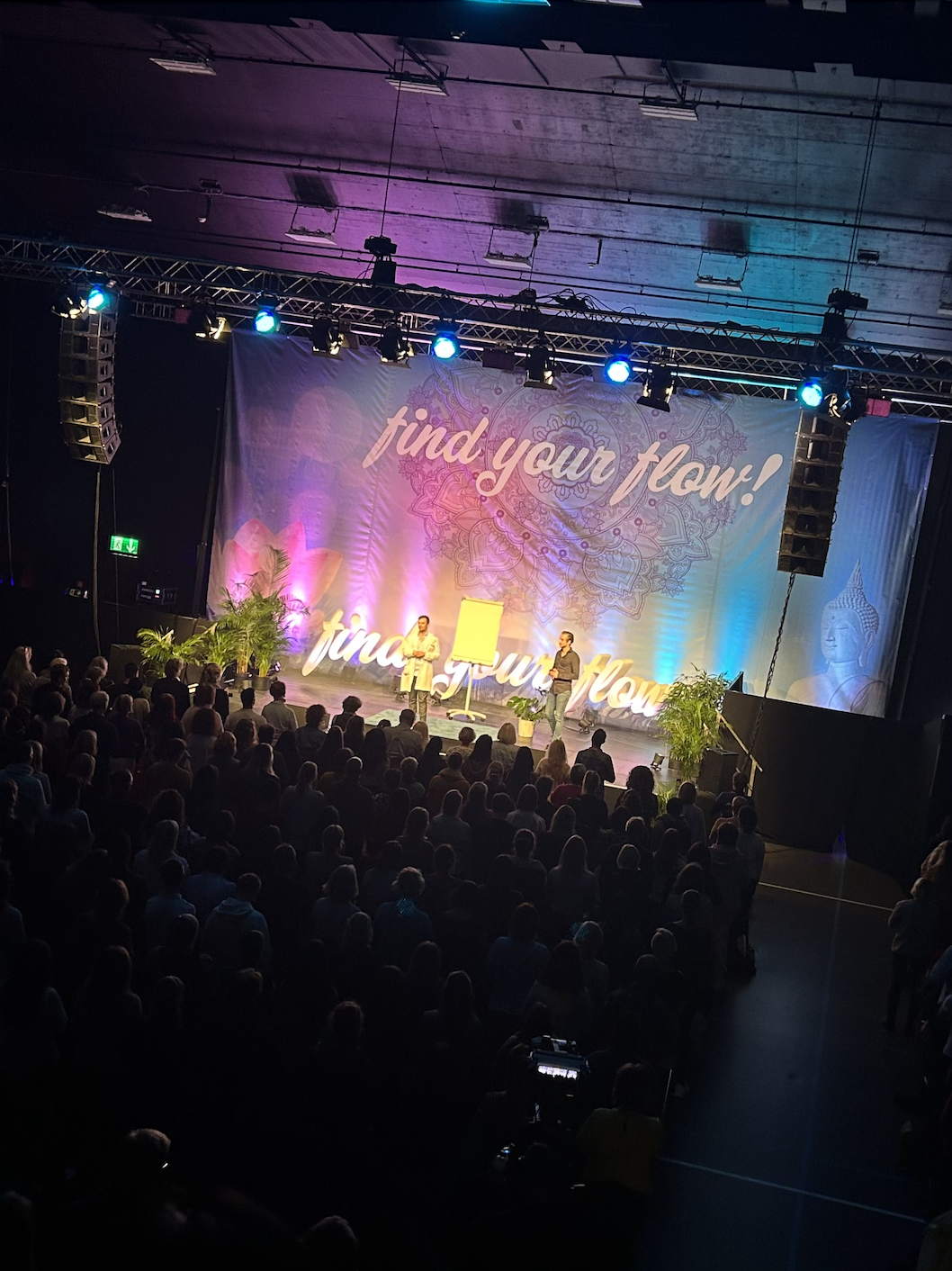 Simon Dworaczek auf der Bühne vor Publikum – find your flow