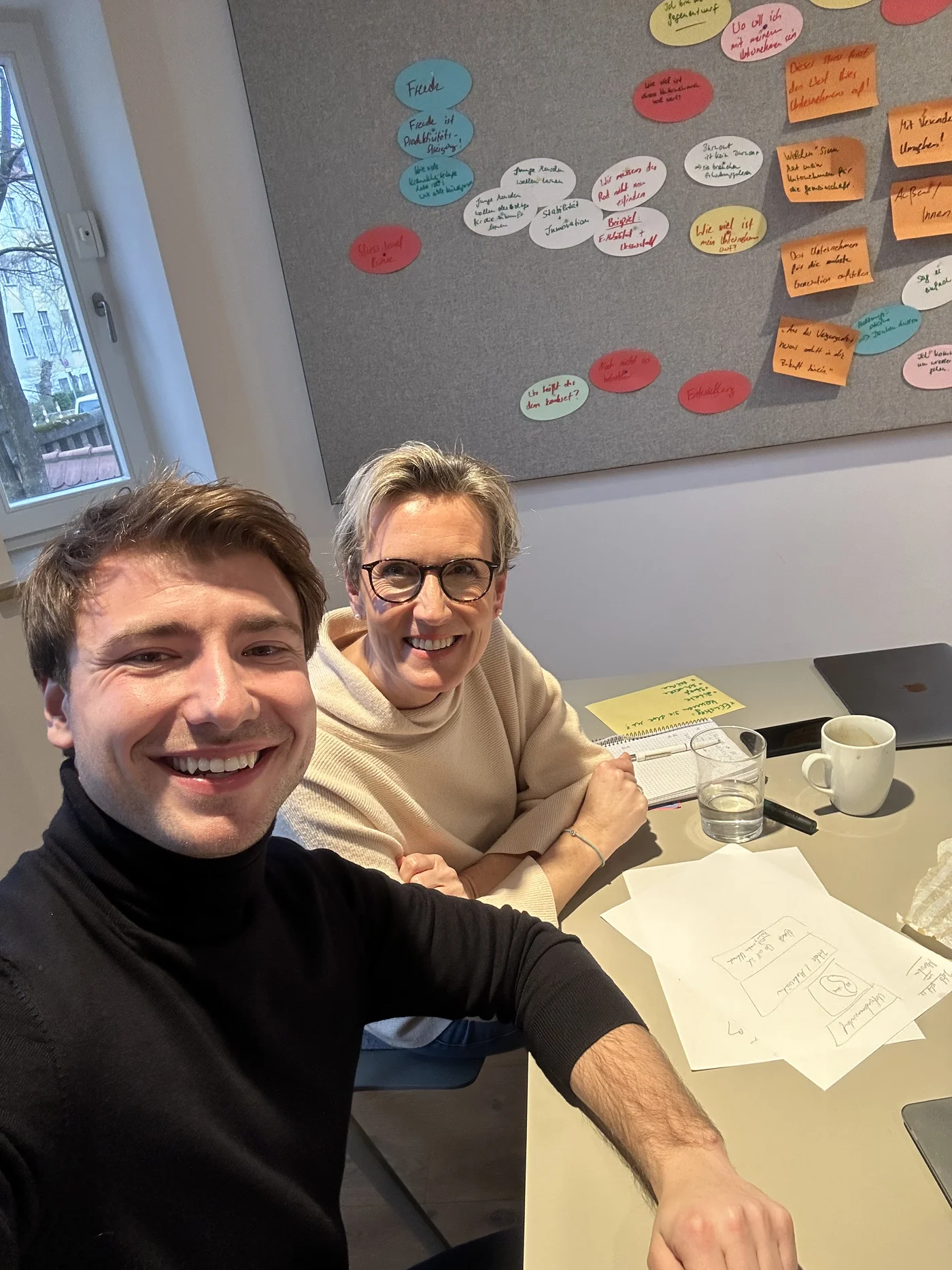 Simon Dworaczek bei der gemeinsamen Ideenfindung und Strategieentwicklung im Workshop