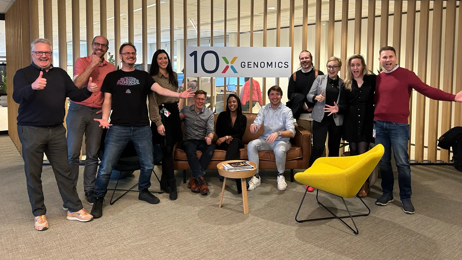 Simon Dworaczek mit einem Team von 10x Genomics