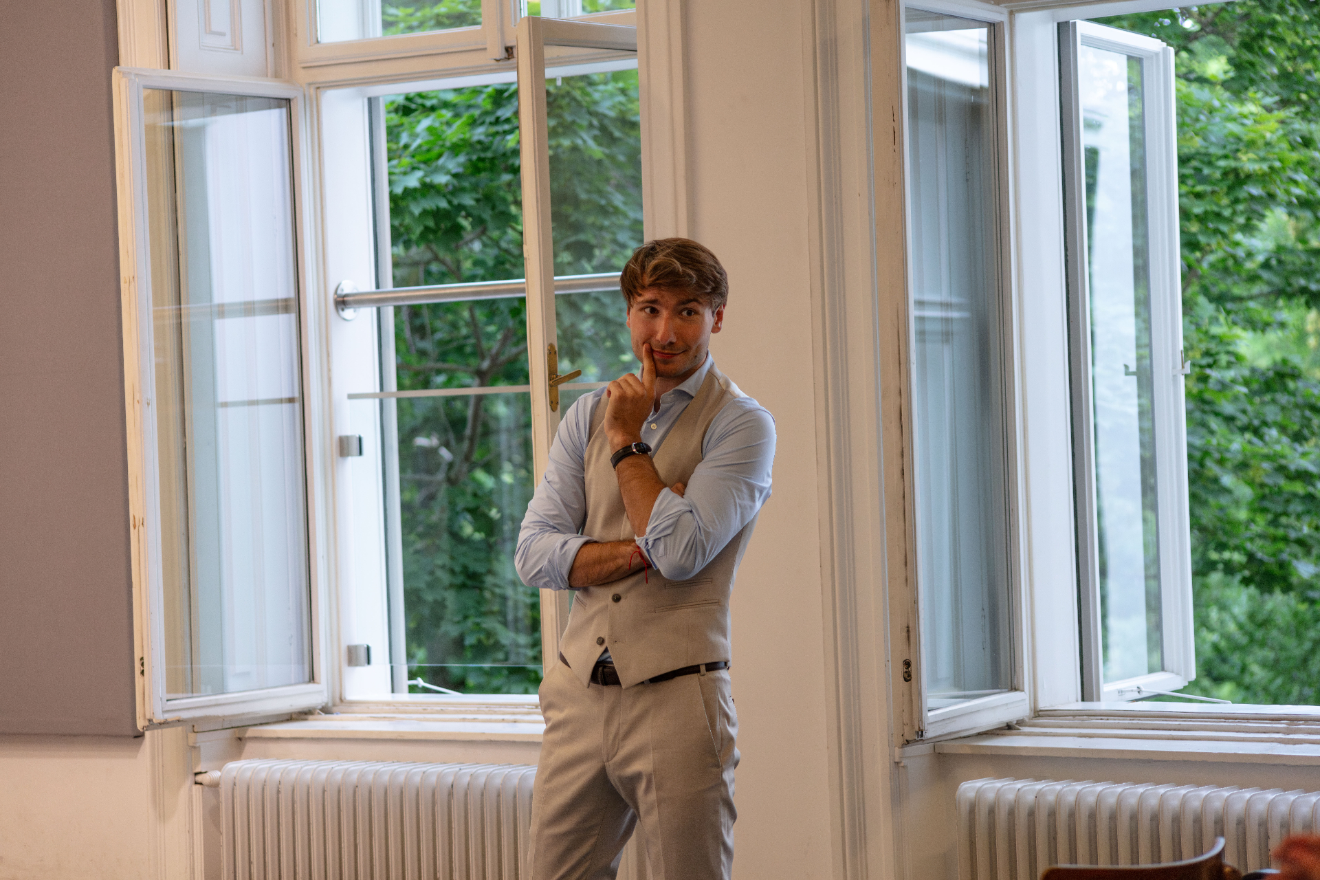 Simon Dworaczek vor einem offenen Fenster — greifbar und präsent