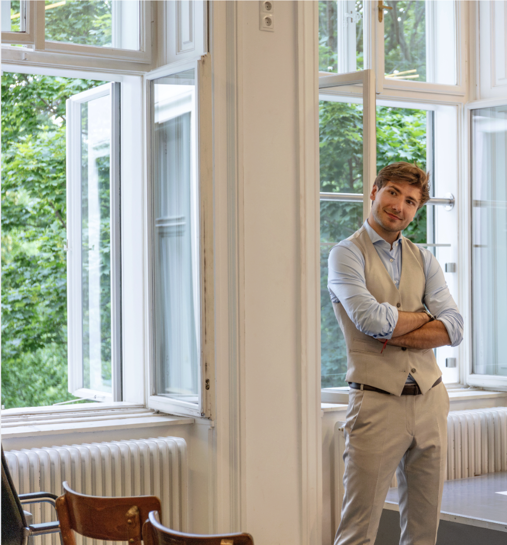 Simon Dworaczek vor geöffneten Fenstern im hellen Atelier