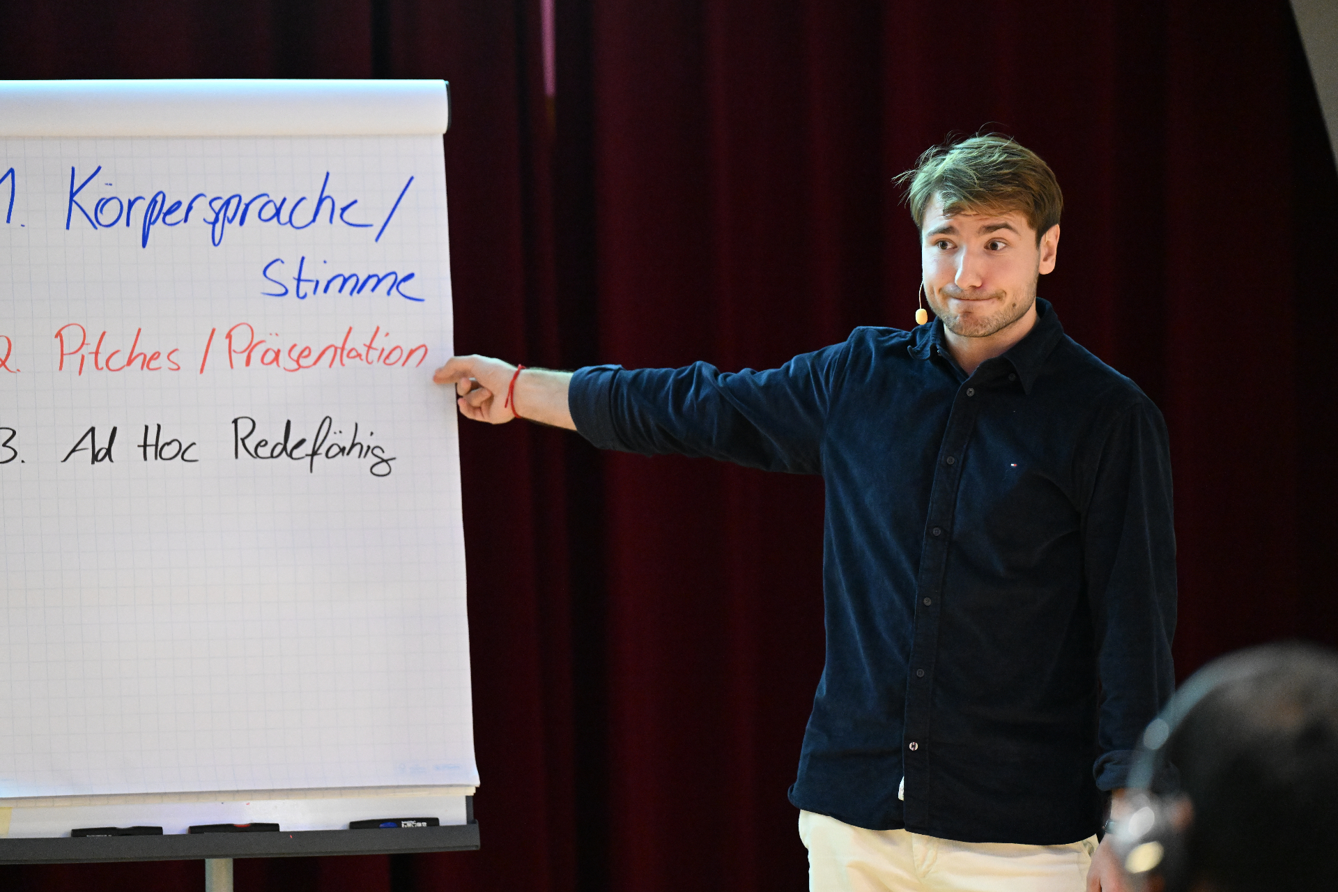 Simon Dworaczek vor einem Flipchart während eines Trainings