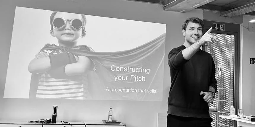 Simon Dworaczek leitet einen Workshop zur Entwicklung überzeugender Pitches und Präsentationen.