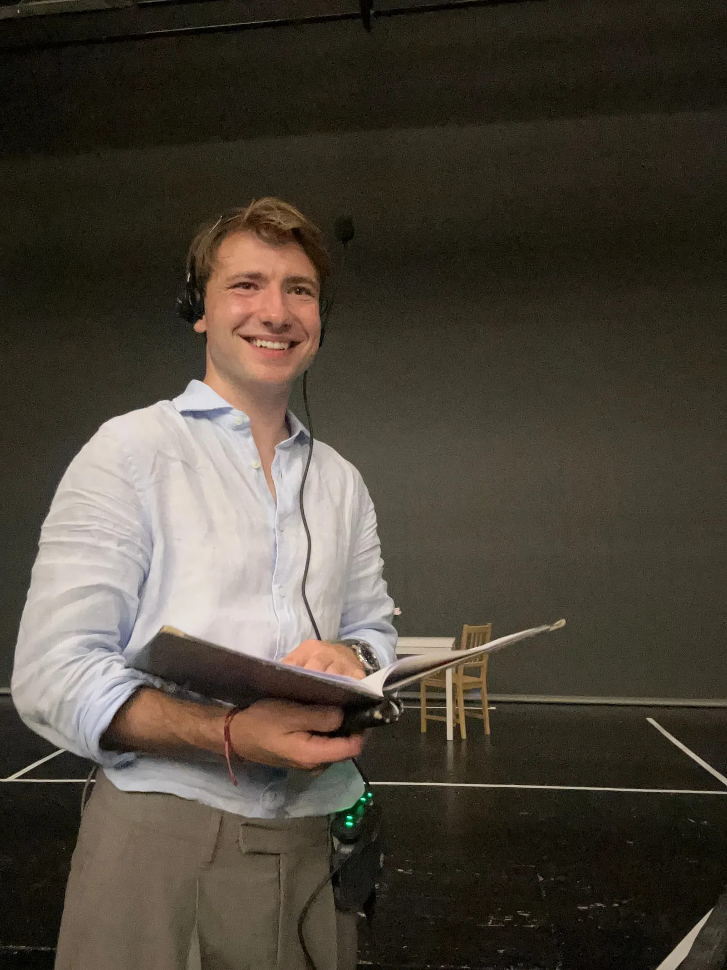 Simon Dworaczek mit Regiebuch und Headset