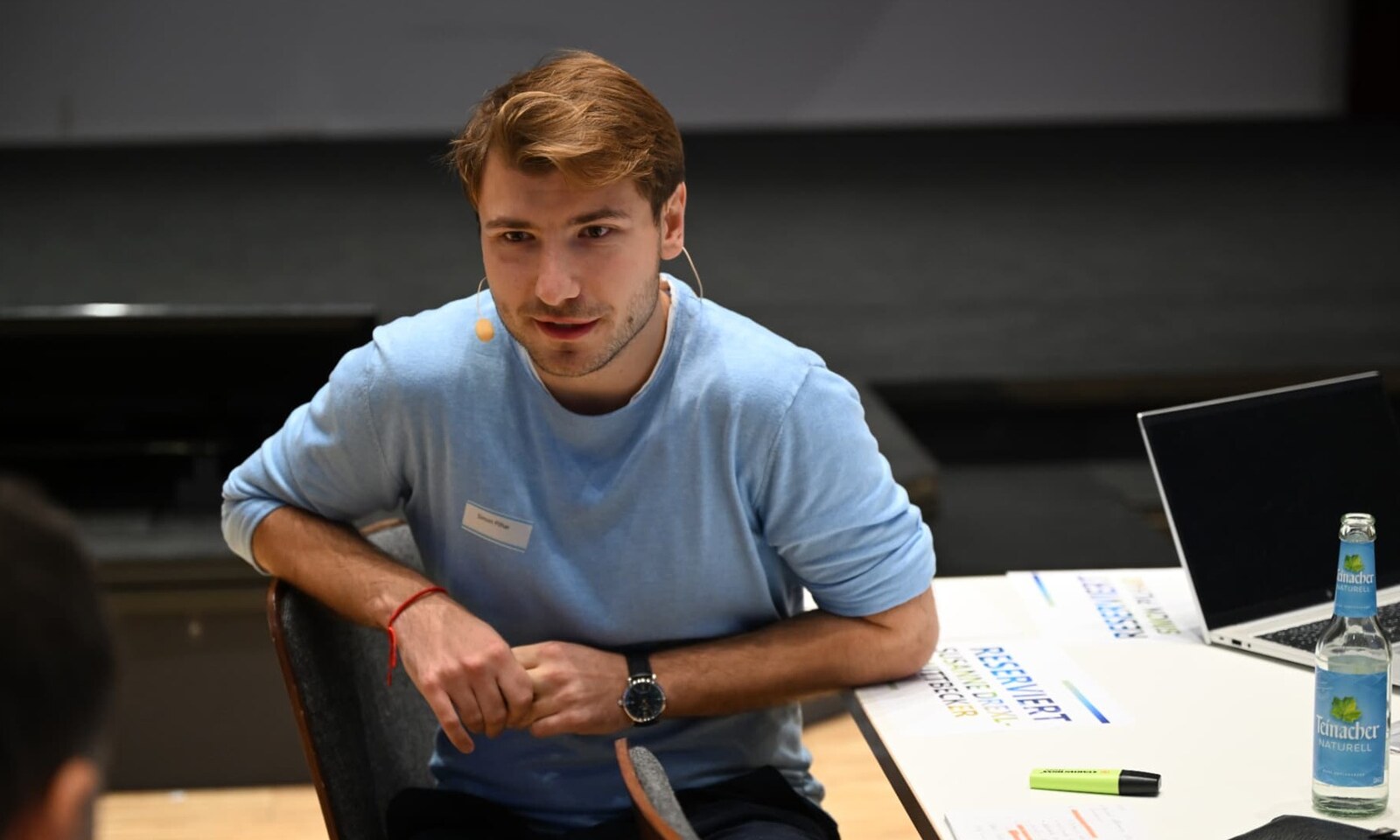 Simon Dworaczek im Workshopgespräch zur Reflexion und Weiterentwicklung von Kommunikation und Markenstrategie.