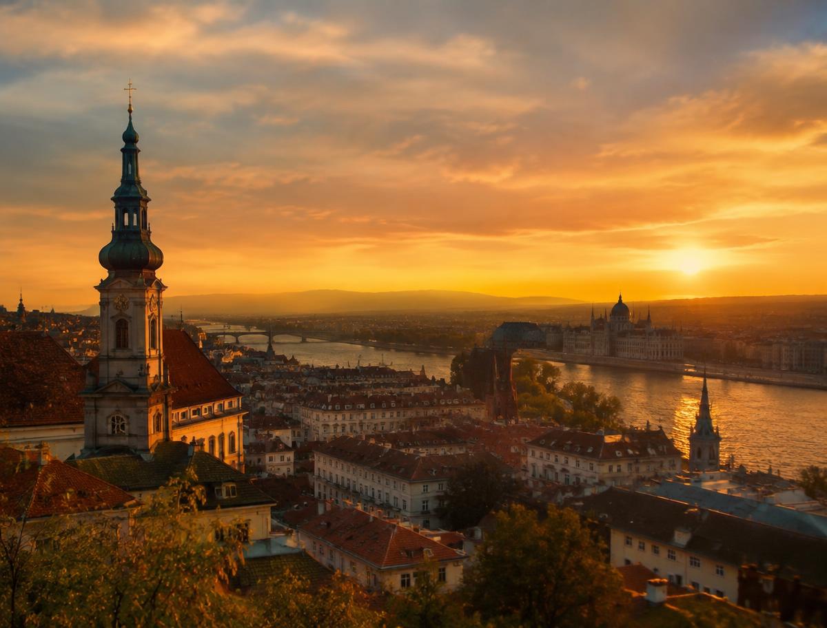 Weite Stadtansicht im goldenen Abendlicht