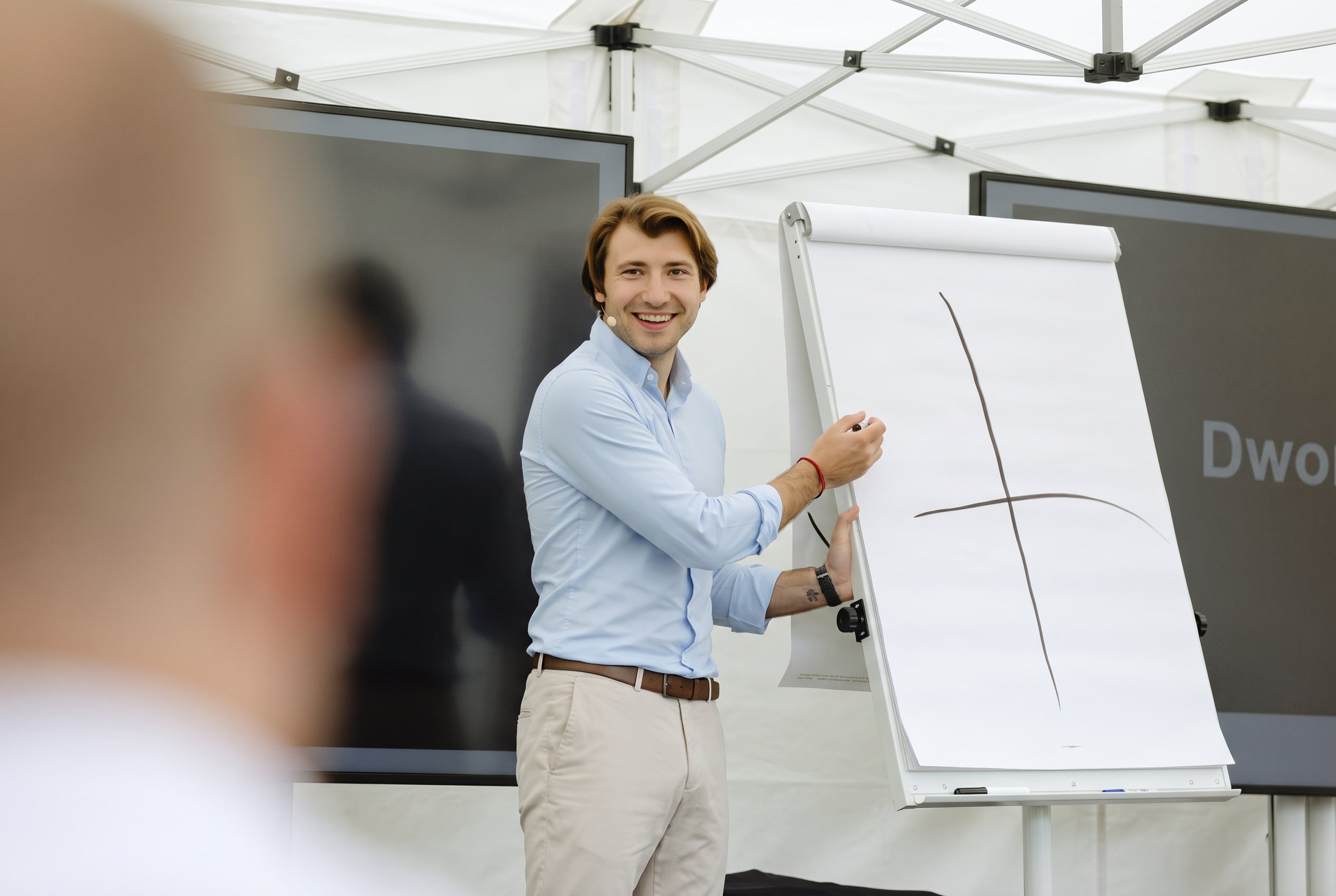 Simon Dworaczek arbeitet am Flipchart vor Publikum