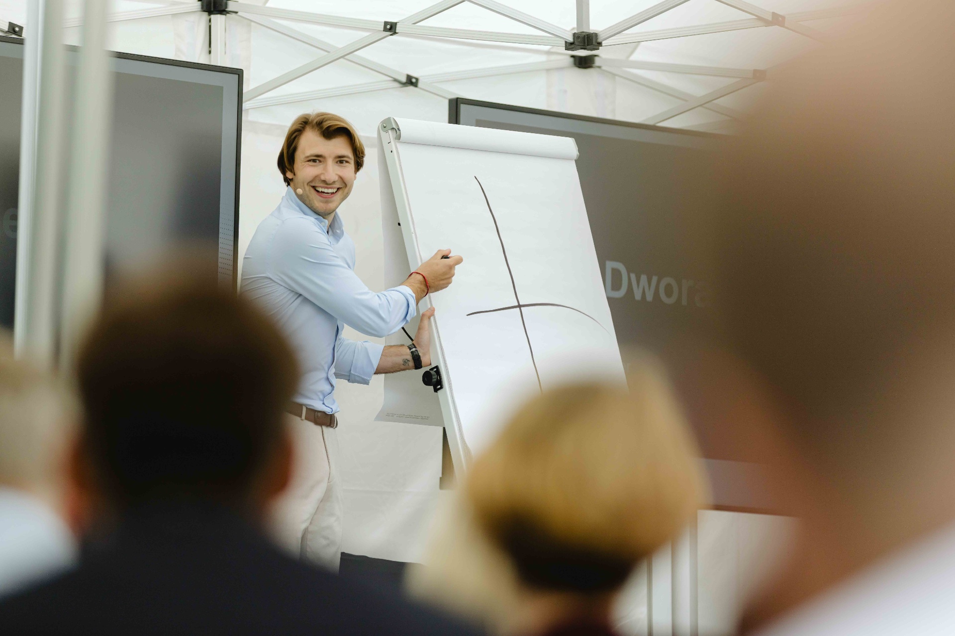 Simon Dworaczek bei einem Vortrag am Flipchart vor Publikum