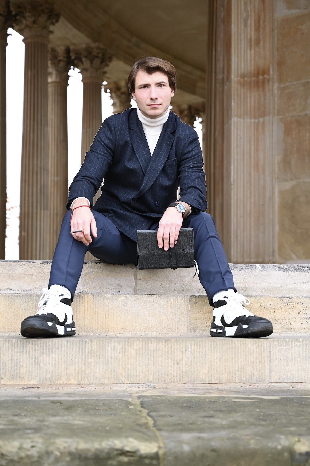 Simon Dworaczek mit schwarzem Notizbuch – Das Schwarze Buch Blog über Führung und Klarheit